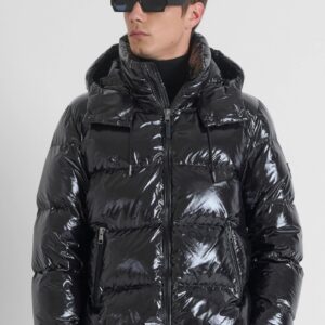 PLUMÍFERO MORATO NEGRO RELAXED FIT EN BRILLO CON RELLENO ECOLÓGICO DUPONT SORONA